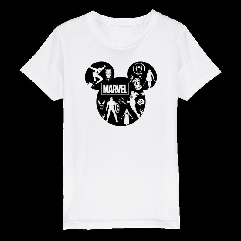 Peut inclure: T-shirt blanc avec une silhouette noire de Mickey Mouse repr&eacute;sentant divers personnages Marvel, dont Spider-Man, Iron Man, Captain America et Thor. Le mot "MARVEL" est imprim&eacute; &agrave; l'int&eacute;rieur de la silhouette.