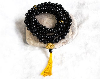 Perles mala en bois noir : agate mantra, noeud à l'infini, pampille jaune