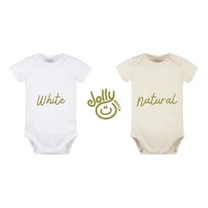 Pu&ograve; includere: Sono mostrati due body per bambini, uno bianco e uno naturale. Il body bianco ha la scritta "White" stampata, e il body naturale ha la scritta "natural" stampata. Il logo Jolly Merch &egrave; tra i due body.