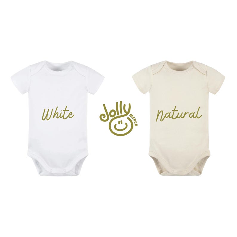 Pu&ograve; includere: Sono mostrati due body per bambini, uno bianco e uno naturale. Il body bianco ha la scritta "White" stampata, e il body naturale ha la scritta "natural" stampata. Il logo Jolly Merch &egrave; tra i due body.