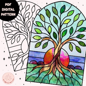 Puede incluir: Una página de colorear digital que presenta un árbol de estilo vitral con hojas verdes, un cielo azul y una puesta de sol roja, naranja y rosa. El árbol tiene un tronco grueso y raíces que se extienden hacia el suelo. El árbol está rodeado de un paisaje azul y verde.