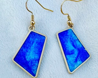 Blend of blue and white resin earrings, gold plated frame, hypoallergenic,