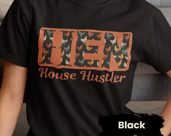 Maglietta Hen House Hustler: divertente maglietta con colori comodi e raffigurante un allevatore di polli