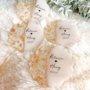 Aimant époxy doré et argenté personnalisé pour mariage, baptême, anniversaire, cadeaux d'enterrement de vie de jeune fille ou jeune garçon avec un aimant pour réfrigérateur « Save the Date » personnalisé