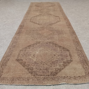 Tapis de passage en laine brune, tapis de passage Oushak délavé, 3,61 x 11,32 pieds géométrie éphémère : tapis en laine turque vintage des années 1970 avec motifs géométriques délavés