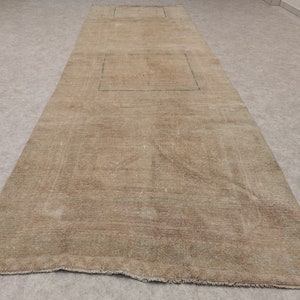Tapisserie intemporelle : tapis en laine turc vintage des années 1970 aux allures géométriques et orientales, tapis de passage neutre oushak de 3,77 x 12,14 pieds, tapis de passage antique