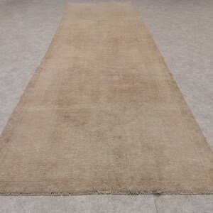 Beauté portée par le temps : tapis oriental en laine turque des années 1960// tapis de passage Oushak délavé, tapis de passage en laine vintage de 3,51 x 11,75 pieds, tapis de passage turc antique