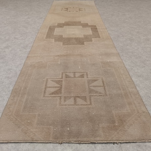 Beauté intemporelle : Authentique tapis turc des années 60 avec charme oriental délavé, 2,89 x 10,83 pieds marron, tapis de course en oushak neutre