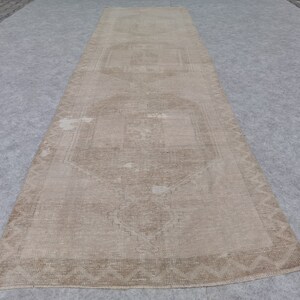 Large chemin de table Oushak crème vintage, 3,71 x 13,02 pieds de laine Oushak, coureur turc, tapis de passage fait main, passage délavé vintage
