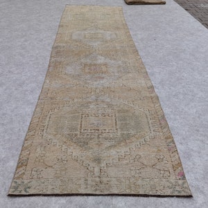 Tapis en laine Oushak neutre - Design géométrique et oriental des années 1970, coureur neutre en détresse, coureur Oushak fait à la main, coureur turc fait à la main