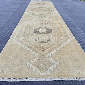 Tapis de passage marron vintage, 3,15 x 13,02 pieds, héritage intemporel : tapis oriental en laine turque des années 1960