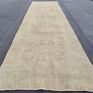 Tapis de course en laine vintage des années 1970, 3,61 x 12,14 pieds neutre oushak, tapis de course turc marron, tapis de course oushak fait main, tapis de course turc en détresse
