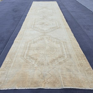 Tapis de passage vintage en laine turque beige - beauté orientale intemporelle dans des tons neutres, tapis de passage des années 1970, tapis de passage noué à la main, tapis Oushak marron