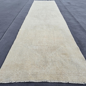 Tapis de passage beige vintage, tapis de course neutre Oushak, 3,05 x 12,14 pieds délavé anatolien, tapis de coureur turc, chemin de fer en laine fait main