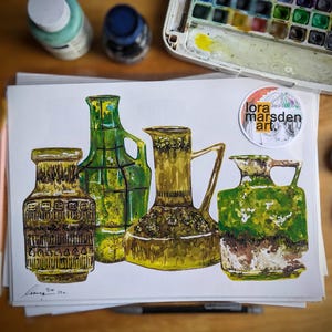 Może przedstawiać: Ręcznie malowana ilustracja czterech ceramicznych wazonów z zieloną, brązową i żółtą glazurą. Wazy mają różne kształty i rozmiary, a wszystkie są ozdobione skomplikowanymi wzorami. Ilustracja jest podpisana "Leanne 2022".