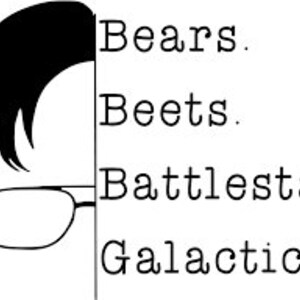 Puede incluir: Una ilustración en blanco y negro de la cara de un hombre con gafas y el texto "Bears. Beets. Battlestar Galactica."