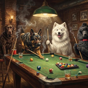 Könnte beinhalten: Eine skurrile Illustration zeigt vier Hunde beim Billardspielen in einem dunklen Raum. Ein brauner Labrador, ein Deutscher Schäferhund, ein weißer Samojede und ein schwarzer Pudel halten jeweils einen Billardqueue. Ein grüner Billardtisch steht im Mittelpunkt.