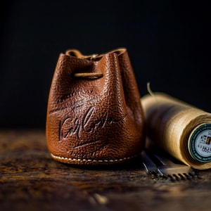 Patrón para bolso de cuero con microcordón. Plantilla, descarga PDF DIY con videotutorial (con archivos SVG y DXF incluidos).