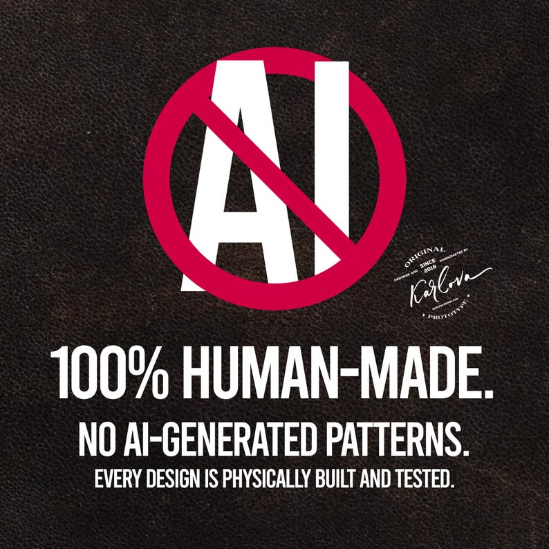 Op de afbeelding: Een zwarte getextureerde achtergrond met een grote witte AI-tekst en een rode verbodscirkel eroverheen. De tekst luidt: 100% HUMAN-MADE. NO AI-GENERATED PATTERNS. EVERY DESIGN IS PHYSICALLY BUILT AND TESTED. Bevat een klein rond Karlova-logo.