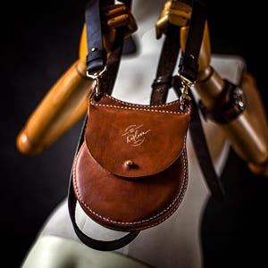 Descarga el patrón en PDF de un bolso redondo de cuero pequeño: plantilla para bolso artesanal de cuero, plantilla DIY para coser a mano - Videotutorial