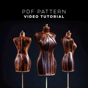 Peut inclure: Trois mannequins de couture en cuir brun sur des supports. Les mannequins sont détaillés avec des coutures et ont un aspect vintage. L'image comprend le texte "PDF PATTERN VIDEO TUTORIAL".