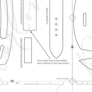 Op de afbeelding: Een zwart-wit digitaal naaipatroon met contouren voor een sluitingsriem, gesphouder en riemlus. Bevat tekstlabels, een liniaal van 12 cm, schaarpictogrammen en een opmerking over een gat in het midden van het patroonontwerp.