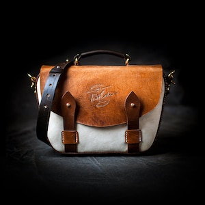 Patrón trapezoidal: plantilla de bolso de cuero tipo cartera, bandolera o alforja con videotutorial. Descarga PDF.