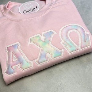 Trendy Tie Dye Sorority Chapter Sudadera con letras griegas / Alpha Chi Omega / Letras griegas / Sudadera con letras cosidas