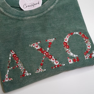 Camiseta de cuello redondo con bordado floral y letras griegas PERSONALIZABLE / Hermandad / Fraternidad / Vida griega / Vida universitaria / Regalo grande y pequeño
