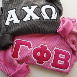 Maglietta girocollo oversize con cordoncino e lettere ricamate, personalizzabile, basic / Sorority / Greek Life / Big & Little Gift