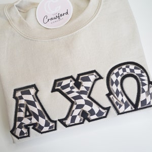 Gewelltes schwarzes Schachbrett Sorority Kapitel griechischer Buchstabe Sweatshirt | Alpha Chi Omega | Griechische Buchstaben | Genähtes Buchstaben Sweatshirt