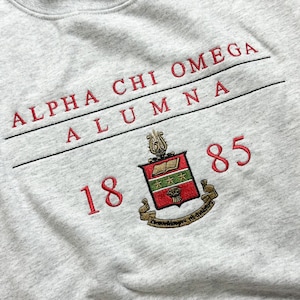 Moletom com capuz e gola redonda bordados com brasão de irmandade Alumni PERSONALIZÁVEIS | Moletons com letras da família Big Little | Presente Big and Little