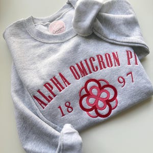 Bestickter Schwesternschaftswappen Rundhalsausschnitt oder Hoodie: Anpassbares Schwesternschaftsgeschenk