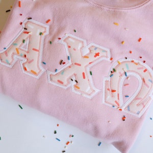 Rosa Sprinkles Sorority Kapitel griechischer Buchstabe Sweatshirt | Alpha Chi Omega | Griechische Buchstaben | Genähtes Buchstaben Sweatshirt