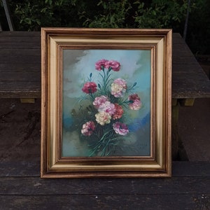 Ingelijste bloemen stilleven olieverfschilderij op doek. Ingelijste bloemen stilleven olieverfschilderij op doek.