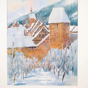 Puede incluir: Pintura a la acuarela de un pueblo nevado con una torre de piedra y tejados. La obra representa una escena invernal con un camino que conduce a los edificios. La firma del artista, "Riquewihr - Schwab", es visible en la esquina inferior derecha.