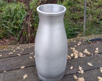 Vaso vintage in alluminio degli anni '80. Decorazione retrò minimalista.