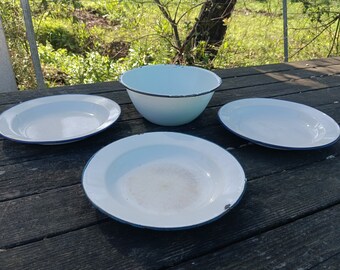 Assiettes de table et casserole en métal émaillé vintage. Assiettes de table et casserole en métal émaillé vintage. Table et assiettes cocottes en métal.