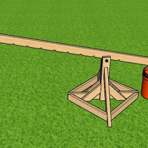 Peut inclure: Une bascule en bois avec un seau orange suspendu à une extrémité. La bascule est soutenue par un cadre en bois et repose sur une surface herbeuse verte. La bascule comporte plusieurs encoches le long de son bord supérieur.
