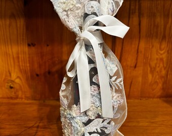 Sacola de presente para vinho em organza bordada com tema de casamento, branca, com estampa floral 3D e lantejoulas.