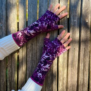 Fully lined wrist warmers. Made in the USA from upcycled fabric. Comes in variety of colors. Shop hand warmers.