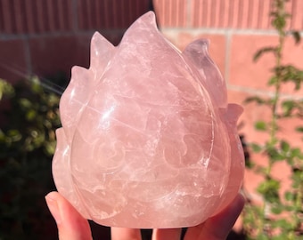 Talla de cristal de Calcifer de El castillo ambulante - Cuarzo rosa estrella (1,3 kg)