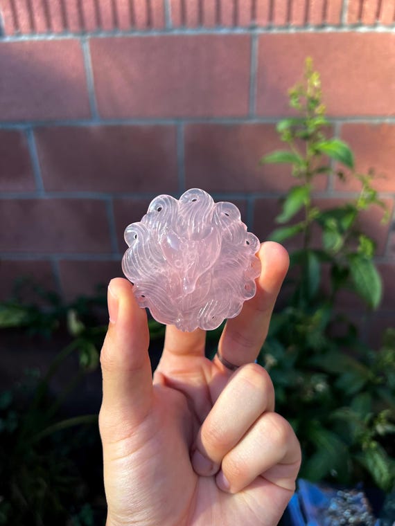 宝石のようなローズクォーツ九尾の狐の水晶彫刻 - 高品質 (~50g