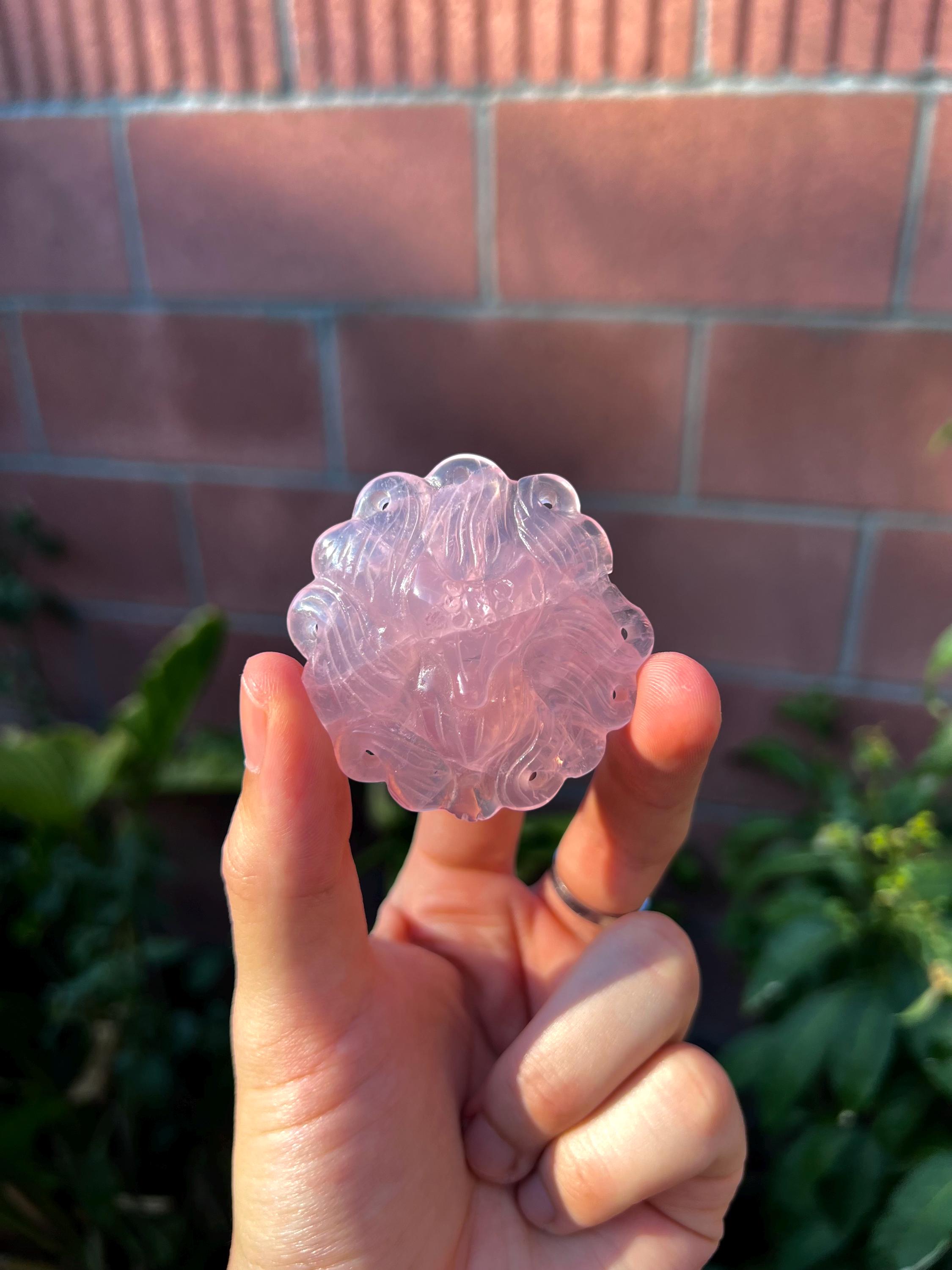 宝石のようなローズクォーツ九尾の狐の水晶彫刻 - 高品質 (~50g 