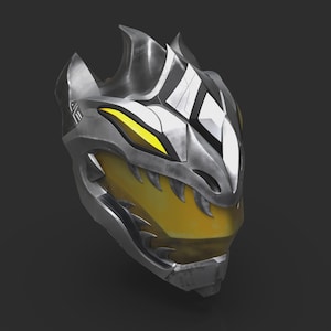 Può includere: Un casco argentato e giallo a tema drago, con denti affilati e occhi giallo brillante. Il casco ha un design futuristico con dettagli bianchi, su sfondo scuro.