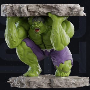 Pode incluir: Uma figura musculosa verde com expressão de grito, vestindo calções roxos, agachada enquanto segura uma grande laje de pedra cinzenta, plana e texturizada acima da cabeça, com uma laje a condizer servindo de base.