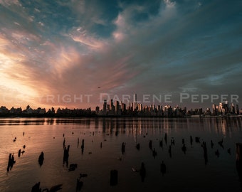 Fotografía del amanecer en la ciudad, reflejo de la marea baja