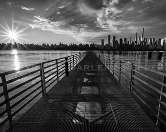 Fotografía del amanecer con el horizonte de Nueva York, impresión en el muelle