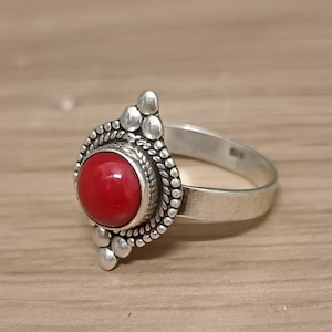 Anello in argento sterling fatto a mano con corallo: pietra portafortuna di gennaio