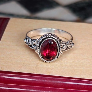 Anello in argento sterling fatto a mano con granato - Pietra portafortuna di gennaio